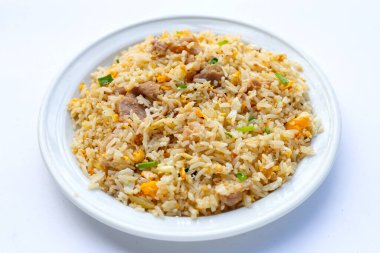 Beyaz arka planda kızarmış pirinç..