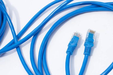 Beyaz arkaplanda LAN ağ bağlantısı ethernet mavi kablolar.