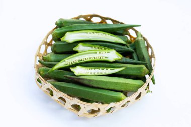 beyaz arkaplanda taze bamya