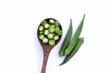 beyaz arkaplanda taze bamya