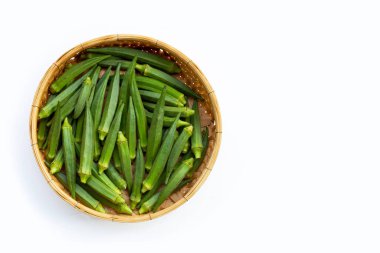 bambu sepet içinde taze bamya