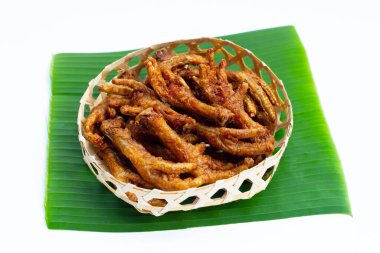 Bambu sepetinde kızarmış tavuk ayağı. 