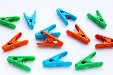 Beyaz arka plan üzerinde plastik mandal.