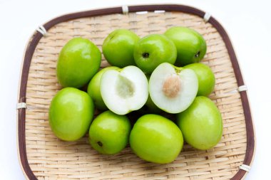 Süt testisi bambu sepetinde