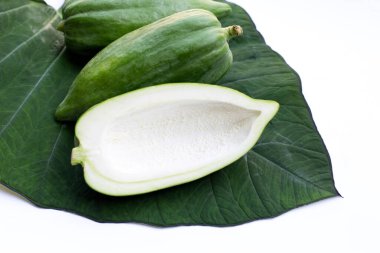 Beyaz arkaplanda yeşil papaya taro yaprağı.