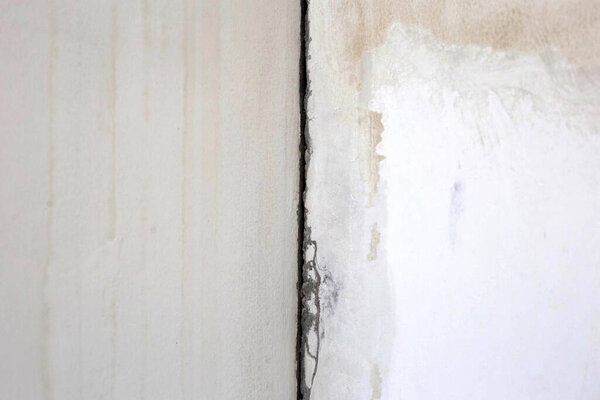 Трещины цементной стены, ремонт дома