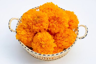 Bambu sepetinde kadife çiçekleri