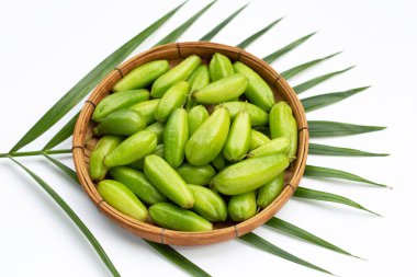 Bilimbi meyvesi beyaz arka planda bambu sepetinde.