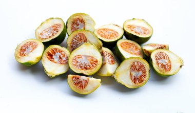 Beyaz arkaplanda Betel fındığı.