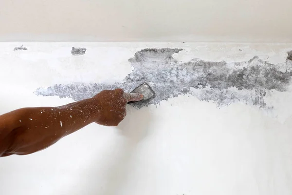 Worker Hand Scraping Old Paint — Stock Photo, Image