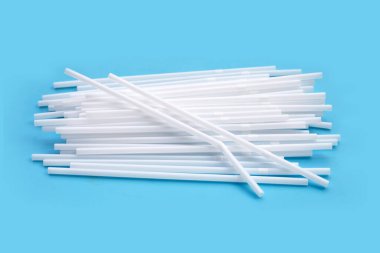 Beyaz pipetler, plastik tüpler.