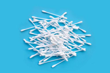 Pamuk tomurcukları mavi zemin üzerine.