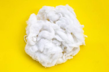 Sarı arka planda polyester kararlı lif.