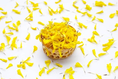 Beyaz arkaplanda kadife çiçeği yaprakları.