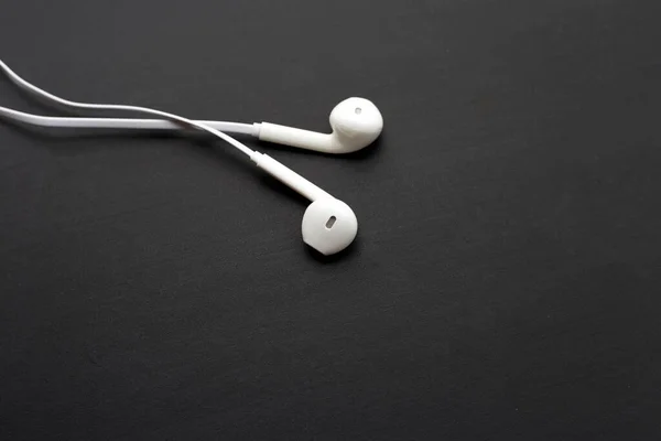 Auriculares Blancos Sobre Fondo Oscuro —  Fotos de Stock