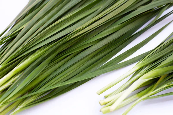 Foglie Fresche Erba Cipollina Cinese Sfondo Bianco — Foto Stock