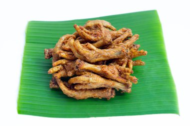 Muz yaprağında kızarmış tavuk ayağı.