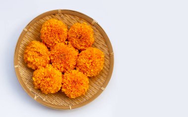 Bambu sepetinde kadife çiçekleri