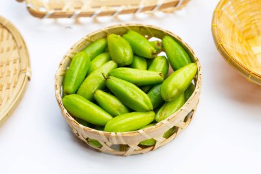 Bilimbi meyvesi beyaz arka planda bambu sepetinde.