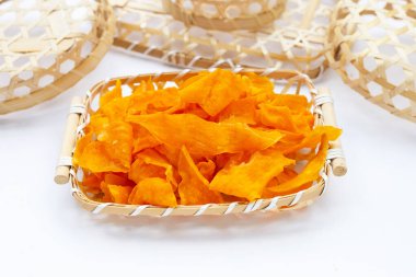 흰색 바탕에 달콤한 감자 칩.