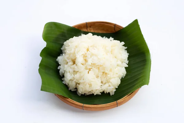 Klebriger Reis Auf Bananenblatt Bambuskorb Auf Weißem Hintergrund — Stockfoto