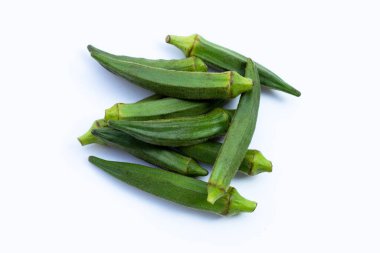 beyaz arkaplanda taze bamya.