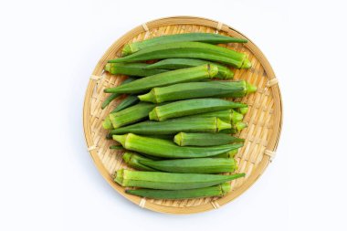 beyaz arkaplanda taze bamya.