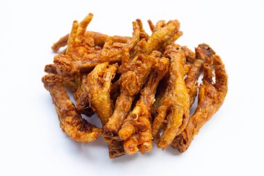 Beyaz arka planda kızarmış tavuk ayağı..