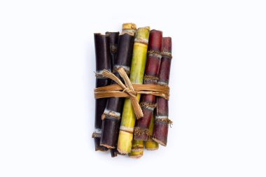 Beyaz zemin üzerine şeker kamışı