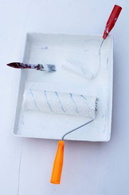 Boya ruloları ve fırça kırmızı boya tepsisi