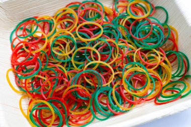 Tabakta renkli lastik bant