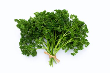 Beyaz arkaplanda taze maydanoz.