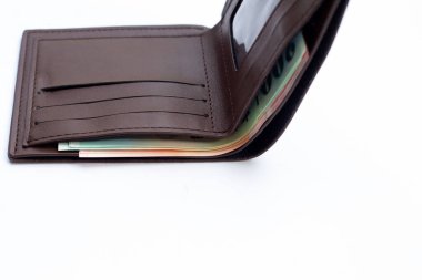 Beyaz arka planda kahverengi cüzdan