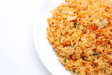 Beyaz arka planda kızarmış pirinç..