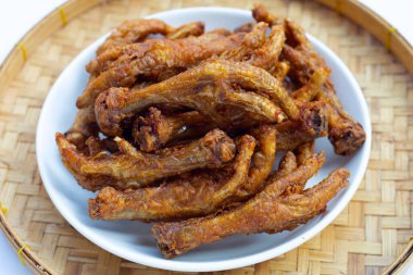 Kızarmış tavuk ayağı tabakta.