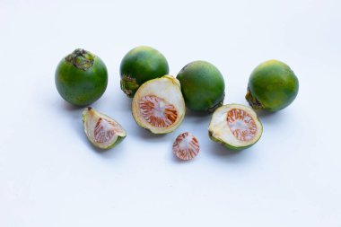 Beyaz arkaplanda Betel fındığı.