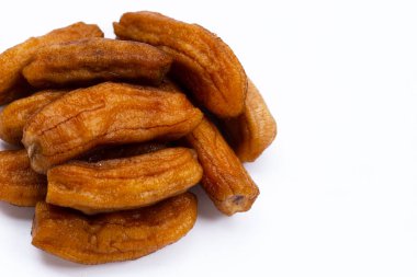 Beyaz arka planda güneşte kurutulmuş muzlar.