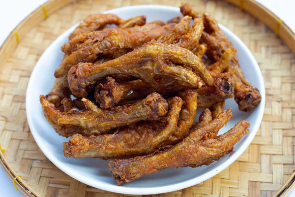 Kızarmış tavuk ayağı tabakta.