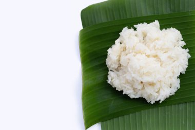 Muz yaprağına yapış yapış pirinç, beyaz arka planda bambu sepeti..