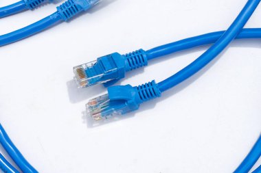 Beyaz arkaplanda LAN ağ bağlantısı ethernet mavi kablolar.