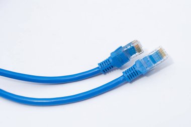 Beyaz arkaplanda LAN ağ bağlantısı ethernet mavi kablolar.