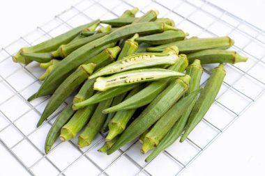 beyaz arkaplanda taze bamya.