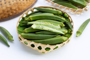 bambu sepet içinde taze bamya 