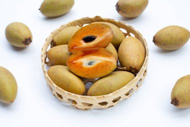 Beyaz arka planda taze sapodilla meyvesi