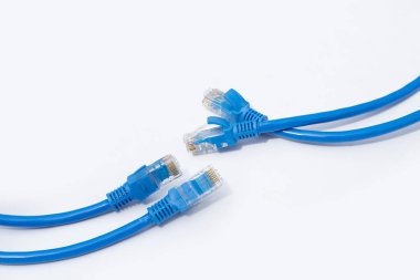 Beyaz arkaplanda LAN ağ bağlantısı ethernet mavi kablolar.