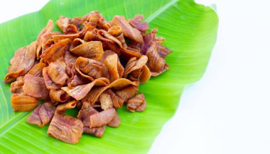 Beyaz arkaplanda muz yaprağı dilimleri.