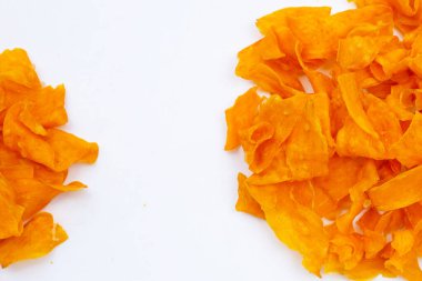 흰색 바탕에 달콤한 감자 칩.