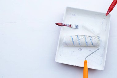 Boya ruloları ve boya tepsisinde fırça