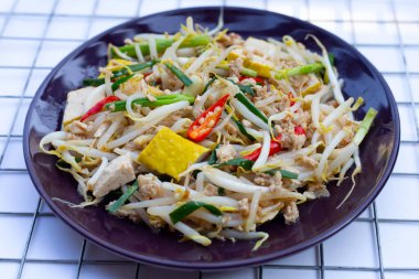 Kızarmış fasulye filizi, kıyma ve soya peyniri.