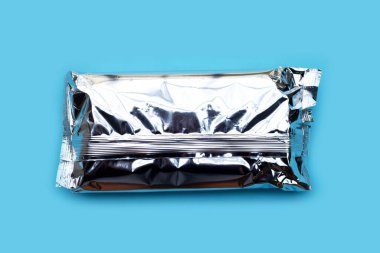 Mavi arkaplanda folyo paketi.